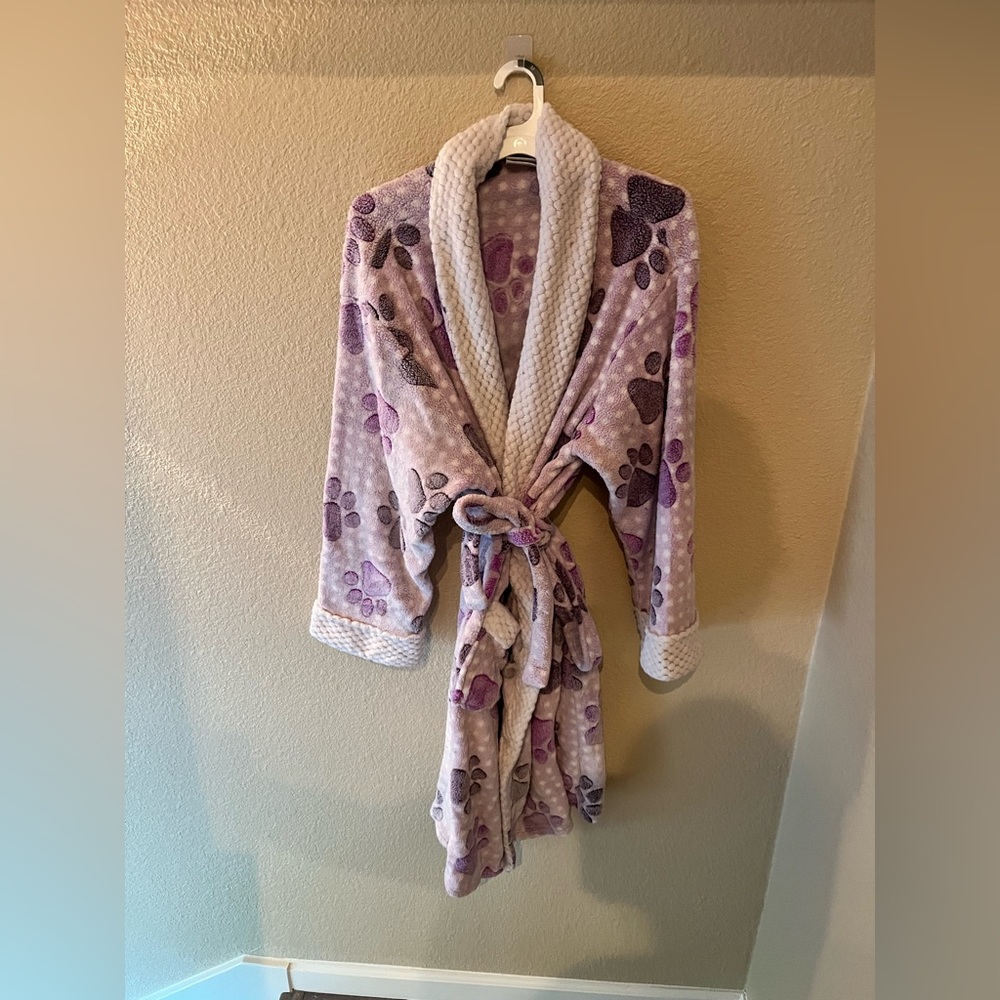 Animal Rescue robe purple with paw prints Size 2X